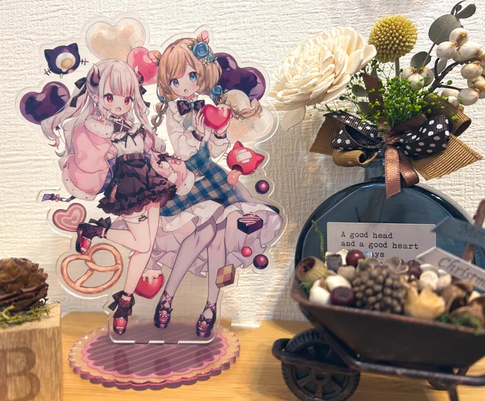 今回のアクスタとタペストリー!どっちもにゃらエリ〜!アクスタ高さ15センチで去年のとほぼ変わらんはずなのに幅があるのかデカい気がする#C105 