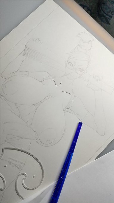 ペン入れ二枚目・・・この時期は立っていても座っても長時間の作業は厳しい😖💦。コミケ、コピー誌少部数とは言え荷物持って行くのはキツいなぁ。 