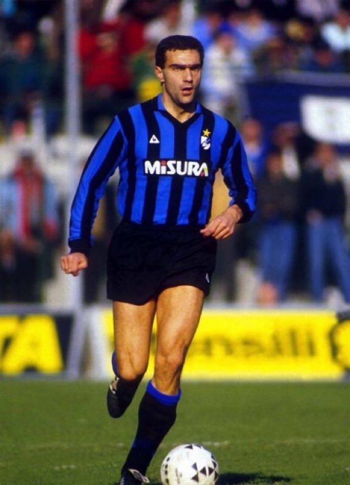 FootballRemind's tweet photo. Happy Birthday Giuseppe Bergomi 🎂
A one club man he played 756 times for Inter winning the Scudetto once and the UEFA Cup 3 times.
He was also part of the 1982 World Cup winning Italy team 🏆 #Legend #TheUncle 🇮🇹🔵⚫️ https://t.co/H7oQsJE5cb
