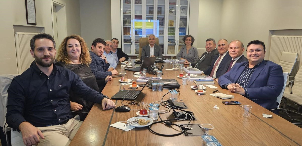 hizmetissendika's tweet photo. ŞOFÖR ÜYELERİMİZİN SORUNLARINI BİLİMSEL ARAŞTIRMA İLE ORTAYA KOYDUK

İstanbul Büyükşehir Belediyesi (İBB), İETT bünyesinde şehir içi toplu taşıma hizmetlerinde çalışan 7 bin 206 üyemiz ile gerçekleştirilen çalışmayla, şoförlük mesleğinin sorunlarını ve beklentilerini ortaya koyan bilimsel araştırmaya imza attık. İBB bünyesinde çalışan İSFALT kadrosundaki 921, İETT kadrosundaki 214 şoför ve 37 adet teknik ve destek personelinden oluşan üyelerimizin bizzat katıldığı ‘İki Faktörlü Kuram Gözüyle; Şehir İçi Toplu Taşımacılık Çalışanları’ (İETT Örneği) isimli araştırma, farklı üniversite mensubu bilim insanları tarafından gerçekleştirildi. Araştırma; Genel Başkanımız Mahmut Arslan, Sendikamız Yönetim Kurulu Üyelerinin nezareti ve İstanbul 2 ve 3 No’lu Şube Başkanlıklarımızın katkılarıyla tamamlandı.

Devamı için👇
https://t.co/VqOCRUsD7H