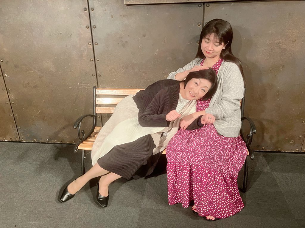 harukapin's tweet photo. 【終演報告】
#ワニズふたり芝居
下平久美子×秋月はる華

久美様＆古賀さん夫妻、そしてお客様のおかげで駆け抜けることができました。

2作品。出逢いと別れ。
私も作品に力をもらえました✨🫖🐈‍⬛新しい事をはじめるのに遅いなんてないよ、ね。

ありがとうございました！

客／真理子　役
秋月はる華 https://t.co/UhVeDQxZKD