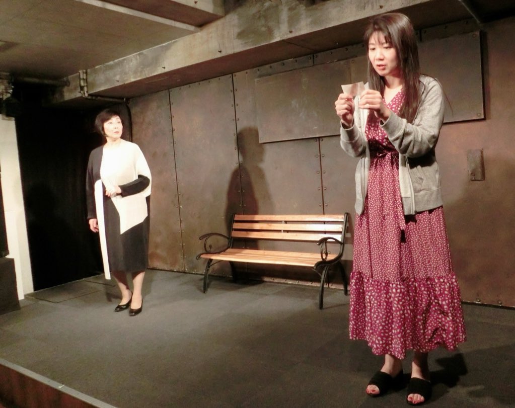 harukapin's tweet photo. 【終演報告】
#ワニズふたり芝居
下平久美子×秋月はる華

久美様＆古賀さん夫妻、そしてお客様のおかげで駆け抜けることができました。

2作品。出逢いと別れ。
私も作品に力をもらえました✨🫖🐈‍⬛新しい事をはじめるのに遅いなんてないよ、ね。

ありがとうございました！

客／真理子　役
秋月はる華 https://t.co/UhVeDQxZKD