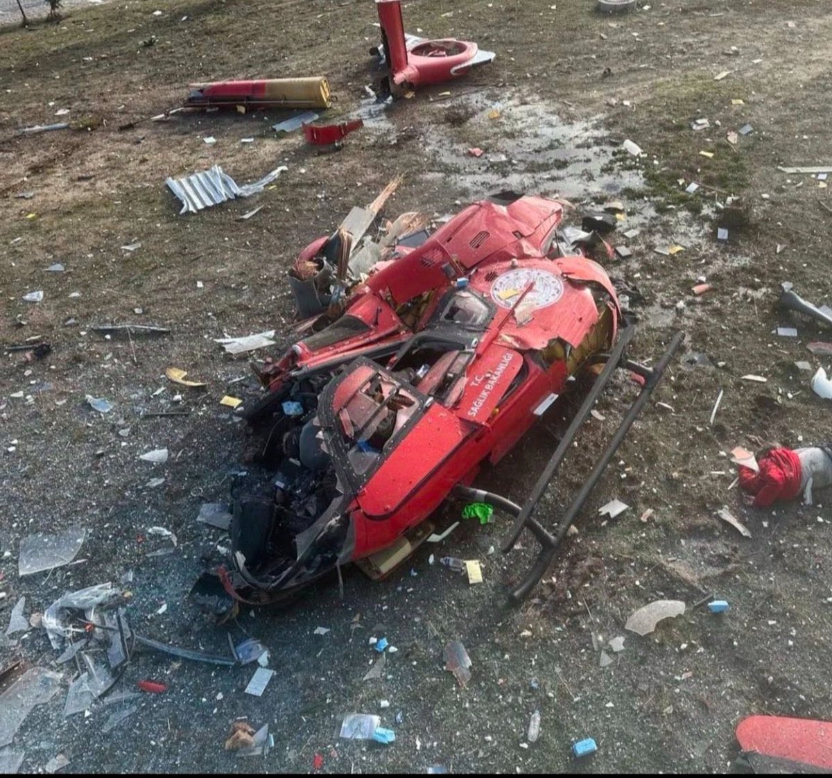 Muğla Eğitim ve Araştırma Hastanesi'ne çarparak düşen helikopterde hayatını kaybeden 2 pilot, 1 hekim ve 1 sağlık personelimize Allah'tan rahmet, ailelerine ve yakınlarına başsağlığı diliyorum.

Kazadan etkilenen tüm vatandaşlarımıza geçmiş olsun dileklerimi iletiyorum.