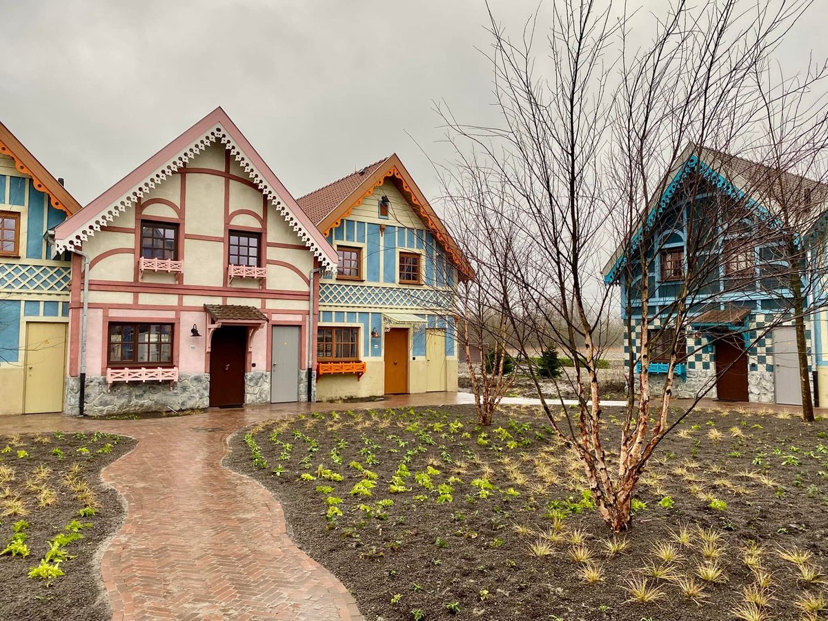 plopsafansbe's tweet photo. Vrijdag namen de eerste gasten hun intrek in de gloednieuwe villa’s van #PlopsalandVillage. Het vakantiepark naast #Plopsaland De Panne beschikt momenteel over 15 villa’s voor families en vriendengroepen tot 12 personen. In april volgen nog eens 40 extra villa’s. https://t.co/bofvjbMFRx
