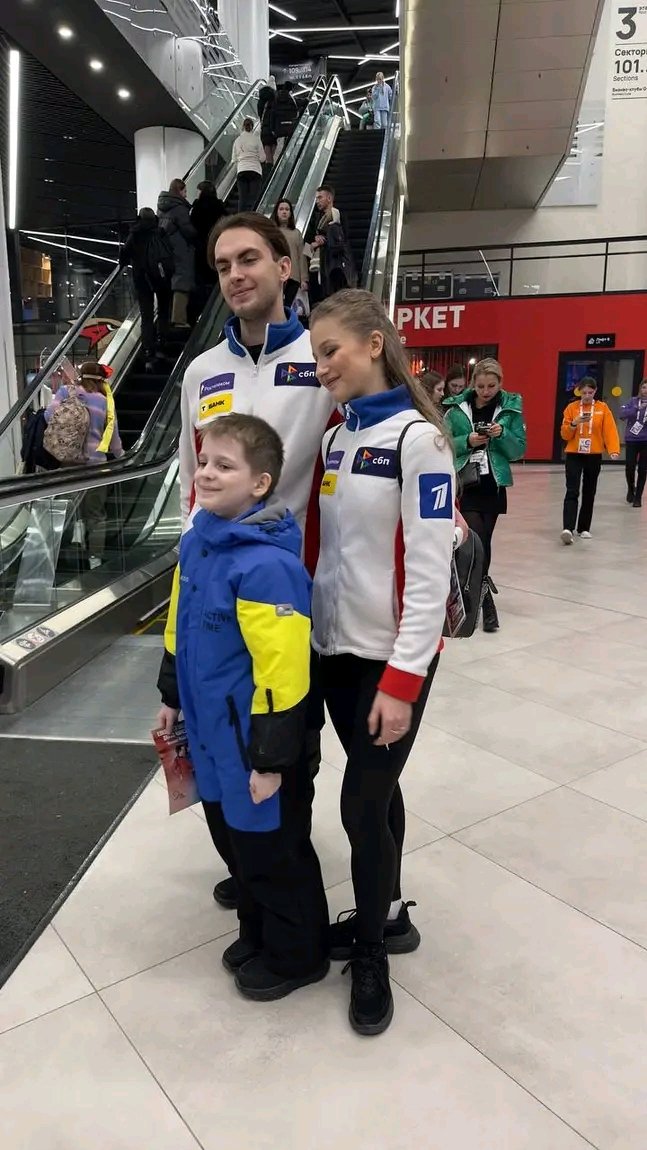 Onlyforvasilisa's tweet photo. Just Vasilisa and Maxim took the time to take a picture with some fans 🥺

#VasilisaKaganovskaia 
#MaximNekrasov #MaxiLisa https://t.co/zK7CKV9YkX