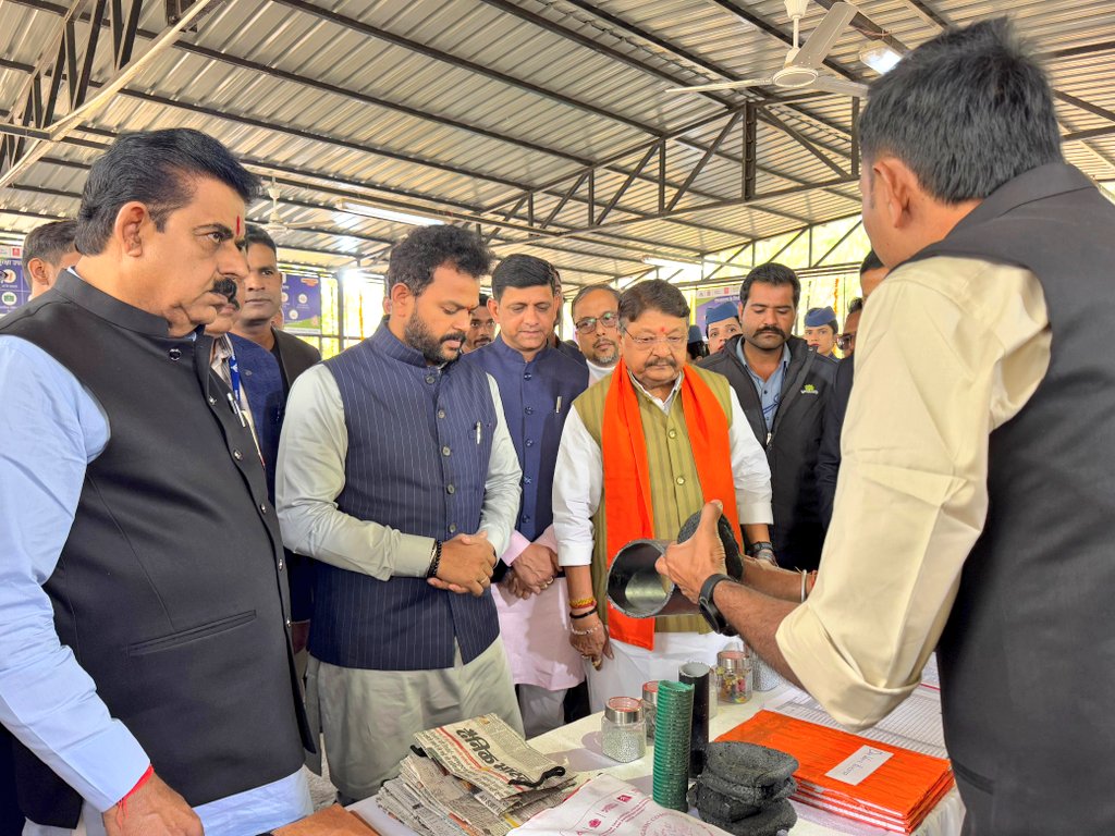 इंदौर का देवी अहिल्या बाई अंतर्राष्ट्रीय हवाई अड्डा विकास के नए प्रतिमान स्थापित कर रहा है। यहां यात्री सुविधाओं के विस्तार के लिए कई विकास कार्य एवं नवाचार किए गए हैं।

इसी क्रम में आज केंद्रीय नागरिक उड्डयन मंत्री श्री <a href="/RamMNK/">Ram Mohan Naidu Kinjarapu</a> जी की गरिमामय उपस्तिथि में विमानतल पर आयोजित