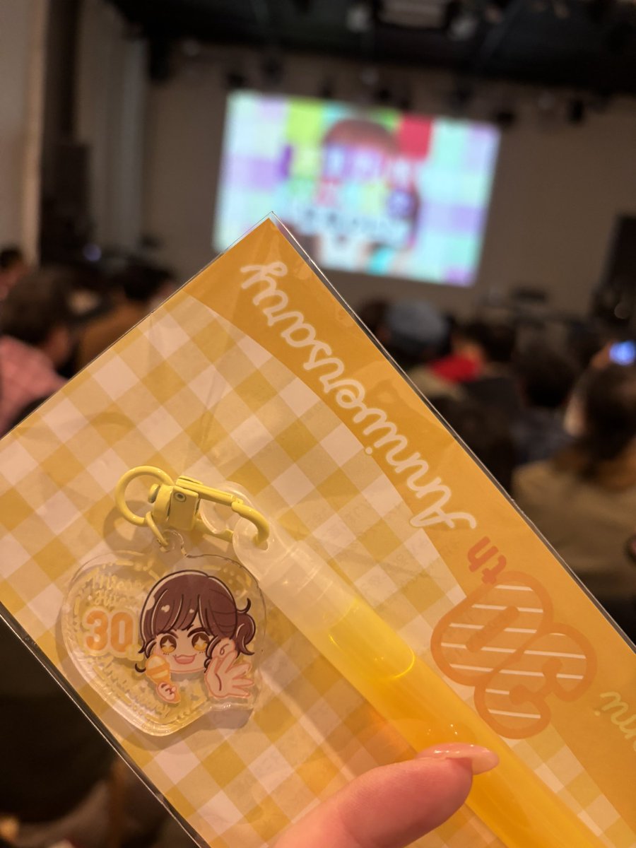 三重野瞳ちゃんのデビュー30周年イベント行ってきたよー。ペンライトとアクリルキーホルダーは、ファンの方のご厚意により全員に配られました。が、ご本人は来られなかったそう。

ありがとうございました。