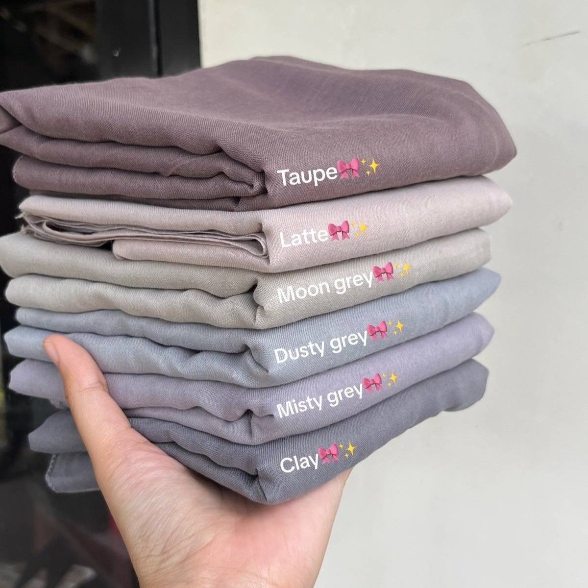 iyasudadeh_'s tweet photo. aku pengen spill hijab yg cocok bgt buat daily use, udh gitu banyak pilihan warnanya juga😣💖 https://t.co/LnLi6uXpiS