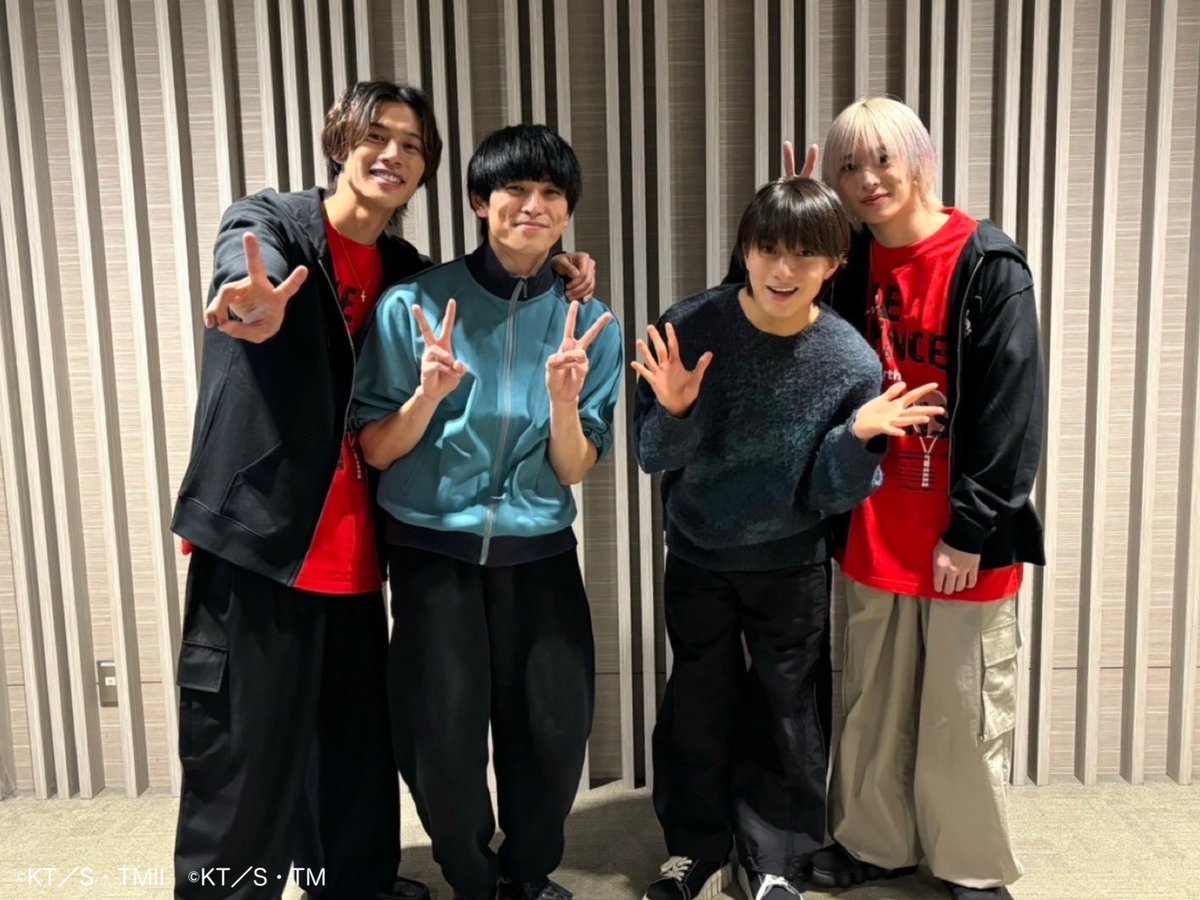 【#ジャンプフェスタ 2025】
たくさんのテニミュ出演キャストのみなさまともお会いできました🎉

１枚目：#テニミュ 1stシーズンで越前リョーマを演じられていた阪本奨悟さんと、テニミュ4thシーズン 越前リョーマ役の竹内雄大くん📷

２枚目：#新テニミュ