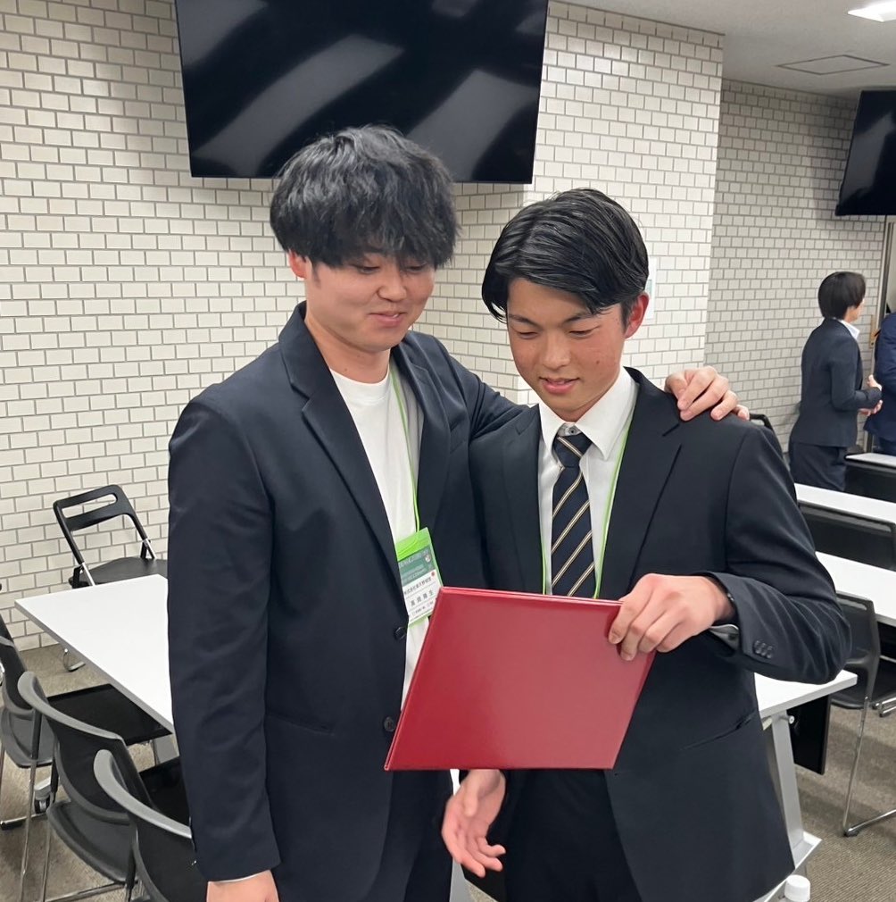 taharakeiyu's tweet photo. 日本野球学会第2回大会が終わりました🎓

最優秀賞をいただき、大変恐縮です、、。関わってくれた皆さんには、ちょっとだけ恩返しができたかなと思います。

前回の先輩の受賞に続くことができて光栄です✨

#日本野球学会 https://t.co/joF9y7mTIF