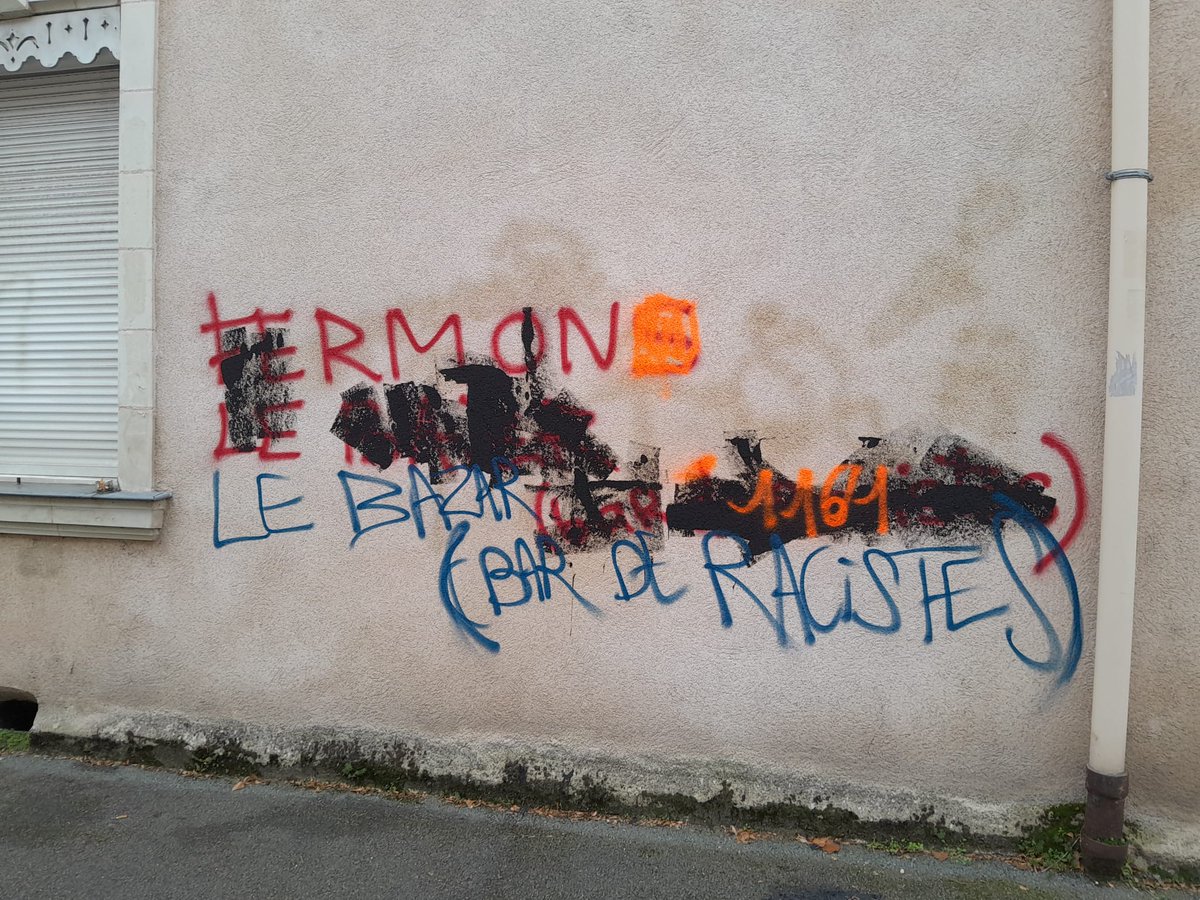 PresipauteD's tweet photo. RUE DES PÉTINENTES Les tags enfin nettoyés. 🙏🏻
Néanmoins, un enduit lessivé, des eaux polluées dans le caniveau et des trottoirs (encore) laissés dans un sale état après des travaux.
@benedictebretin https://t.co/gxGU5FApBd