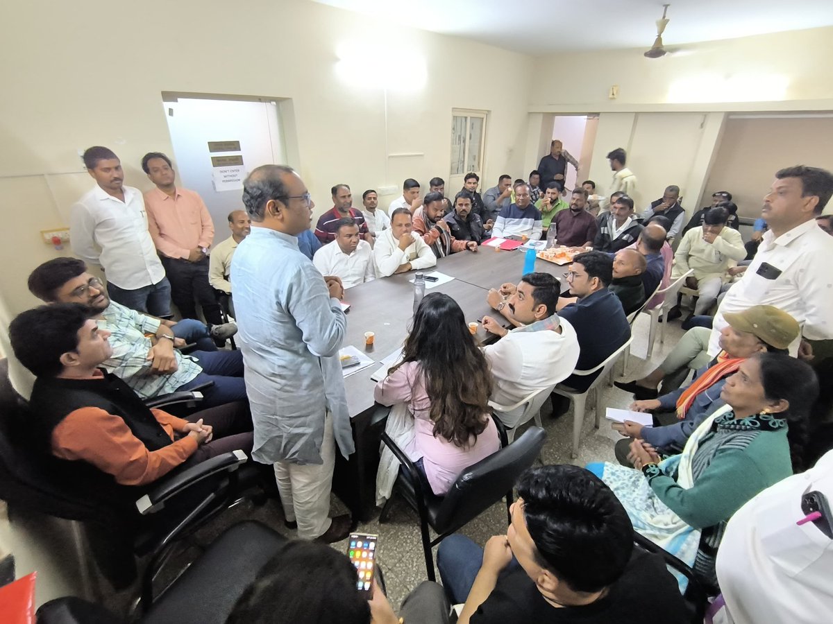 AAPGujarat's tweet photo. આગામી સ્થાનિક સ્વરાજની ચૂંટણીને અનુસંધાને પ્રદેશ કાર્યાલય ખાતે પ્રદેશ પ્રમુખ શ્રી @isudan_gadhvi ની અધ્યક્ષતામાં ચૂંટણી સમીક્ષા બેઠકનું આયોજન થયુ.
શ્રી @Gopal_Italia, શ્રી @manoj_sorathiya સહિત 'આપ'ના તમામ ધારાસભ્યોની ઉપસ્થિતિમાં મધ્ય ઝોનના હોદ્દેદારો સાથે બેઠકનું આયોજન થયુ. https://t.co/8rEtAPdOzP