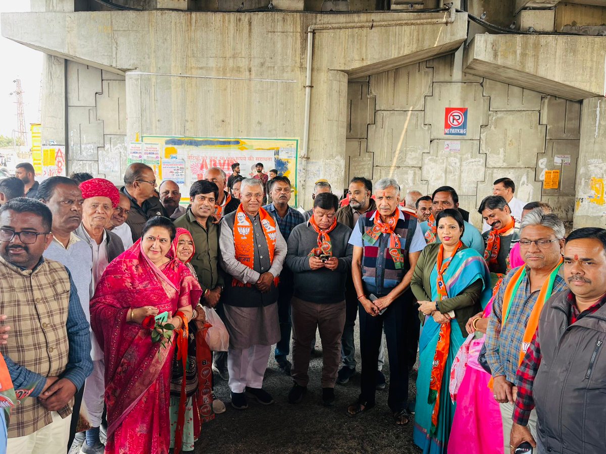 हमारी राष्ट्रीय उपाध्यक्ष एवं प्रदेश के पूर्व मुख्यमंत्री आदरणीया श्रीमती <a href="/VasundharaBJP/">Vasundhara Raje</a> जी का पाली आगमन पर कार्यकर्ता परिवार के साथ पणिहारी चौराहे पर स्वागत एवं अभिनंदन किया। 
इससे पूर्व पाली जिले के सम्मानित वर्तमान एवं पूर्व जनप्रतिनिधियों, पदाधिकारियों, कार्यकर्ताओं और माननीय