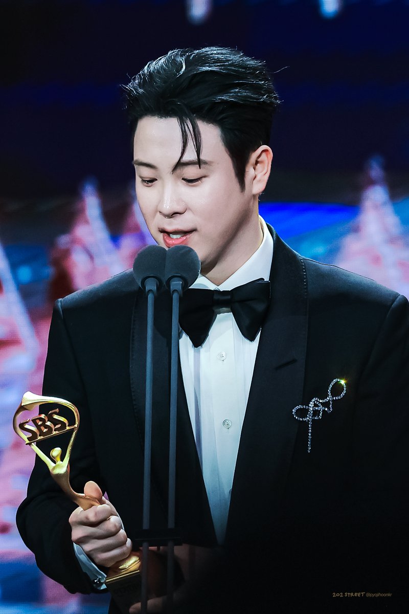 pyojihoonkr's tweet image. 241221 SBS 연기대상 #피오 #표지훈 축하축하🫶