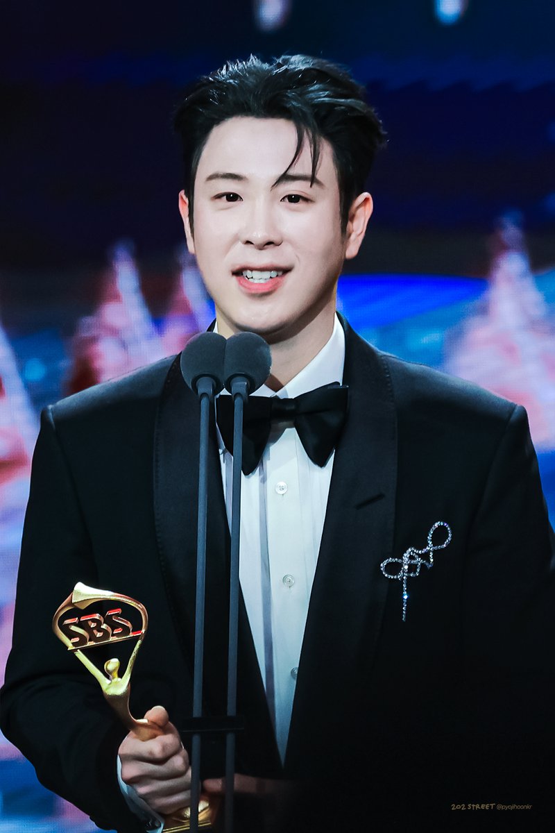 pyojihoonkr's tweet image. 241221 SBS 연기대상 #피오 #표지훈 축하축하🫶