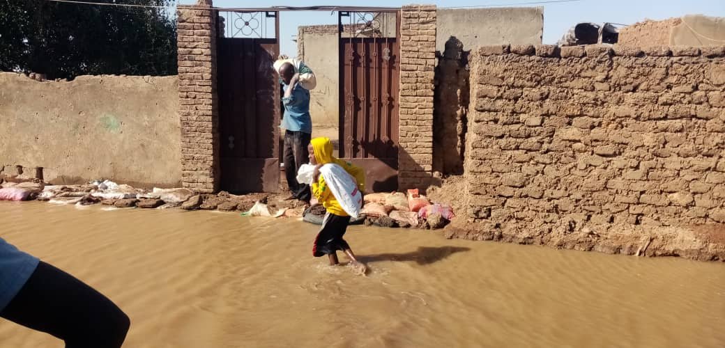 HkZuk's tweet photo. أنقذوا اهلنا في ولاية النيل الأبيض منطقة الجزيرة أبا من الغرق٬ الوضع كارثي جداً٬ بسبب إغلاق خزان جبل أولياء من قبل مليشيا الدعم السريع .. البيوت تتهدم .. الأهالي ينزحون .. الآلاف الأسر اطفال ونساء وشيوخ ورجال محتاجين من التدخل العاجل لإنقاذهم.

#الجزيرة_أبا_تغرق https://t.co/5kARo6qnFn