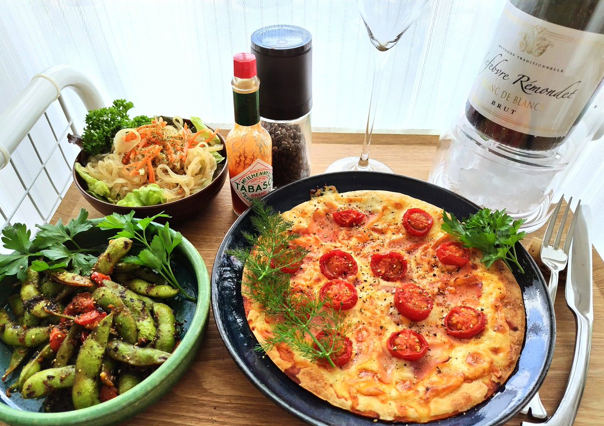 JADE_Y_K's tweet photo. お久し振りに飯テロ
#本日のメニュー
チーズ増し増しフレッシュトマトと生ハムのピッツァ
ドライトマトと枝豆のガーリックソテー
根菜と葉野菜たっぷりサラダ
#ワインバーJade https://t.co/1bF7UolYnm