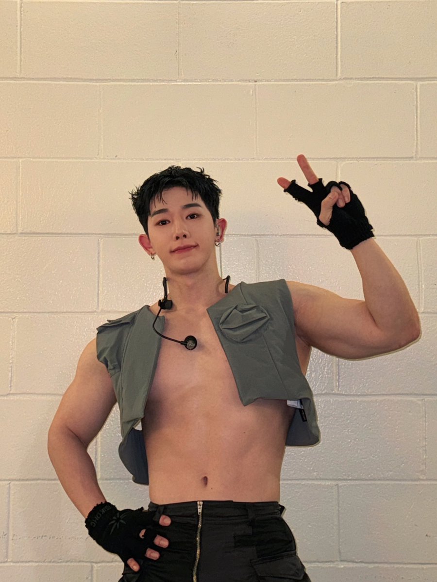 official__wonho's tweet photo. [📸]
2024 iHeart Jingle Ball USA
in MIAMI

It was such a great honor to be able to perform at 2024 iHeart JingleBall! 
Hope you have a warm and happy holiday season.  
Thank you WENEE, iHeartJingleBall🎄

#원호 #WONHO
#iHeartJingleBall #Y100JingleBall https://t.co/il5YI4YHyW
