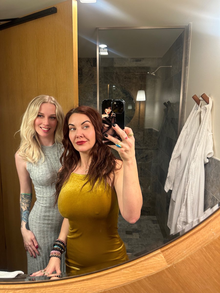 KateXKennedy1's tweet photo. Jessa &amp; Kate walk into your hotel room…💋 @jezebelrosexx https://t.co/hRpOmO8iuB
