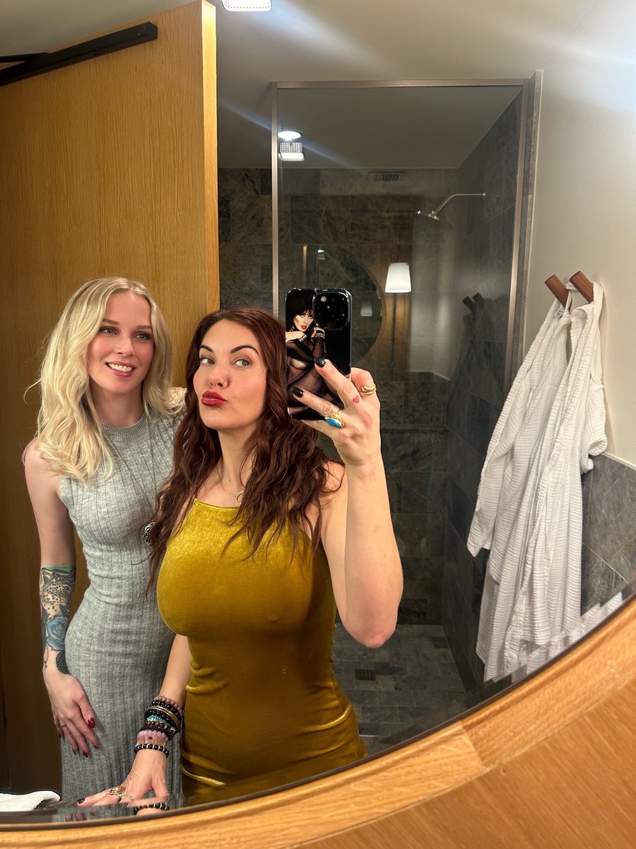 KateXKennedy1's tweet photo. Jessa &amp; Kate walk into your hotel room…💋 @jezebelrosexx https://t.co/hRpOmO8iuB