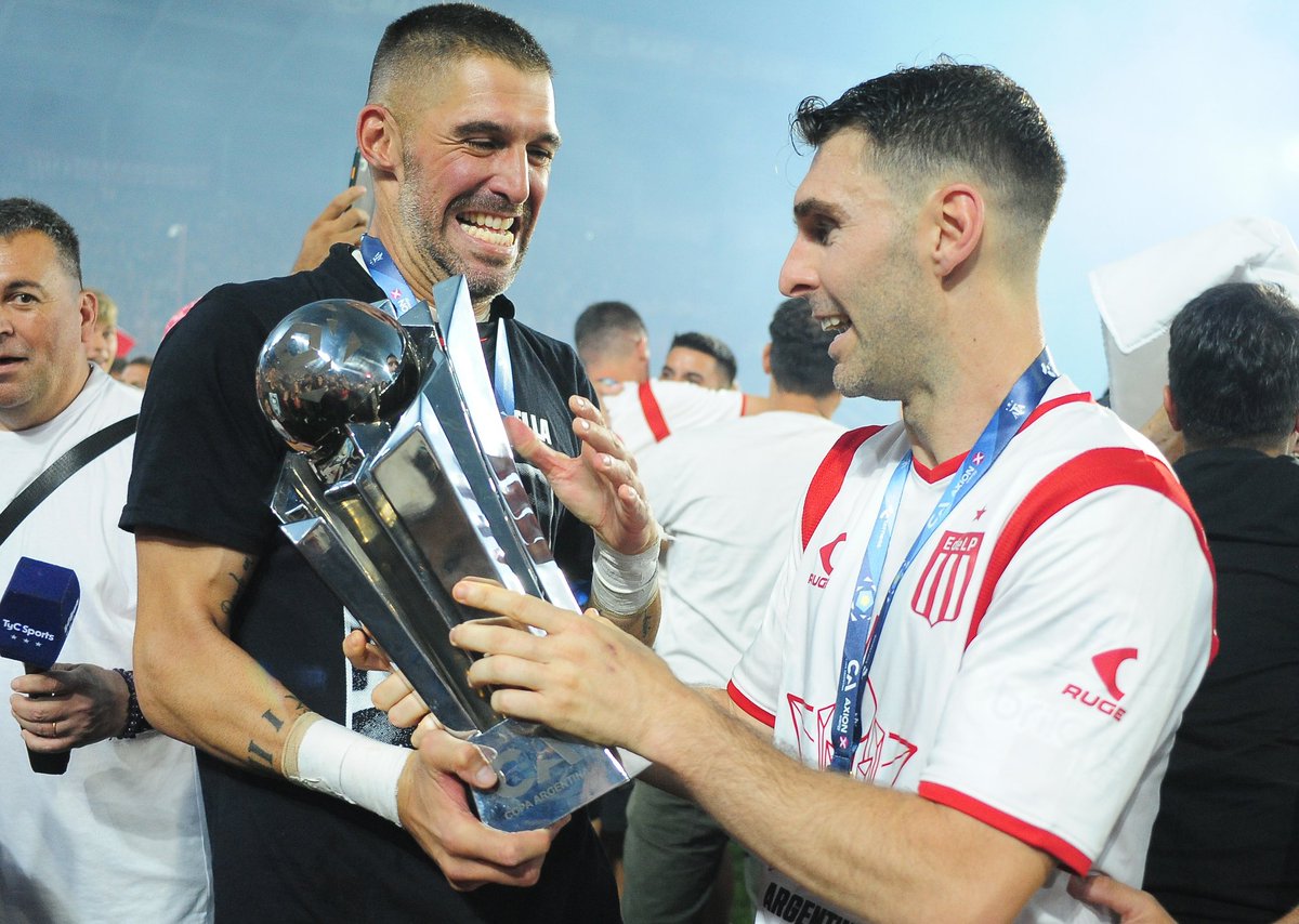 fgt70's tweet photo. Estudiantes de La Plata. El lugar donde los campeones vuelven. Y se vuelven a ir campeones.  #EDLP https://t.co/1XRipDdwbC