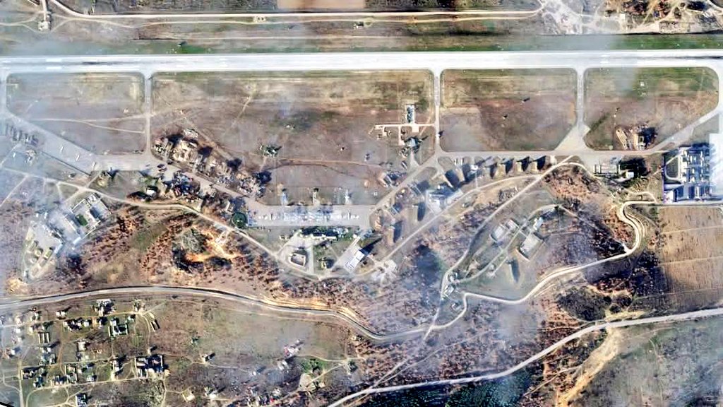 rkmtimes's tweet image. BREAKING ⚡🚨 Ukrainian military destroyed Russian Belbek Air Base in Crimea by launching #ATACMS and Storm Shadow missiles, as well as kamikaze drones. 

🚨 Russian military creating Dozens of underground shelters for aircraft to protect Russian Airforce in #Crimea.