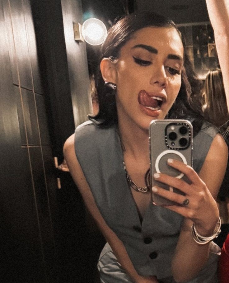 _nessa444's tweet image. ¿Te gusta solo Gala? Perfecto, enfocate solo en ella y que te valga lo que hace otra persona. ¿Te gusta solo Karime? Lo mismo. ¿Te gustan ambas? Perfecto también. Solo no tires hate por defender a una, y tampoco pienses que puedes meterte en sus vidas por un ship.
#Garime