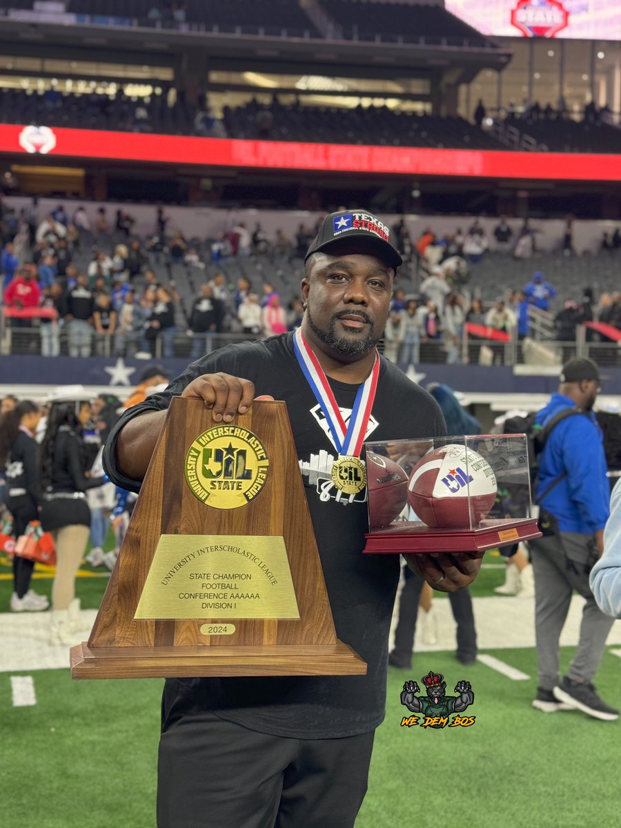 MrJDavis96's tweet image. Coach Ray Gates WINS STATE HIS 3RD YEAR AS HEAD FOOTBALL COACH❗️

• 2022: 12-1 REGIONAL SEMIFINALS❗️
• 2023: 14-1 STATE SEMIFINALS❗️
• 2024: 16-0 STATE CHAMPS❗️
• Overall: 42-2 🤯 

North Crowley First State Championship since 2003! #UILState