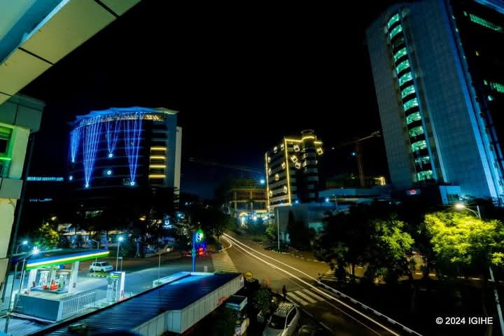 AntoineMug51131's tweet photo. 📸𝐀𝐌𝐀𝐅𝐎𝐓𝐎📸

Ya minsi dukunda yageze! Wa mwaka watugoye nk’indi yose turi kuwusoza. Dutemberane mu bice bya Kigali ishashagirana, Umujyi witegura kwizihiza Noheli n’Umwaka Mushya wa 2025. https://t.co/gpskpv1RVs