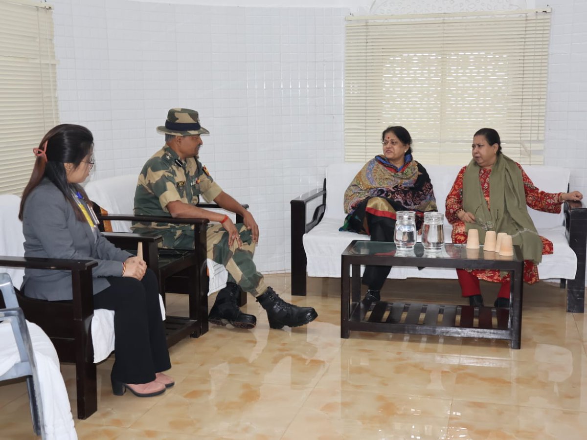 BSF_Tripura's tweet photo. On 21st Dec, Smt Sonal Shah &amp; Smt Kirti singh Debbarman, MP #Tripura East visited #Neermahal under Sepahijala. Sh Rakesh Sinha, Comdt BSF received &amp; showed them #BSF photo gallery.
#JaiHind
#FirstLineOfDefence https://t.co/1aa4ADPm15