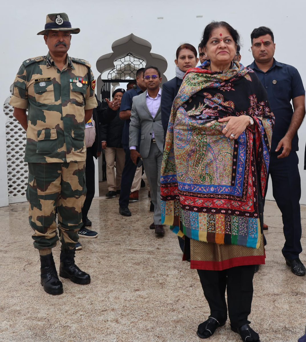 BSF_Tripura's tweet photo. On 21st Dec, Smt Sonal Shah &amp; Smt Kirti singh Debbarman, MP #Tripura East visited #Neermahal under Sepahijala. Sh Rakesh Sinha, Comdt BSF received &amp; showed them #BSF photo gallery.
#JaiHind
#FirstLineOfDefence https://t.co/1aa4ADPm15