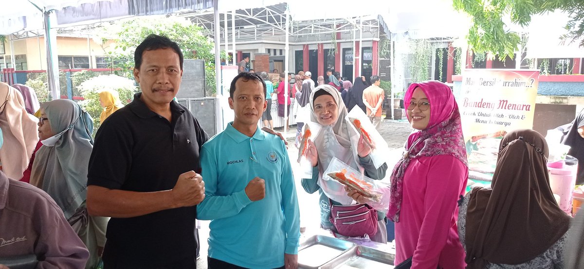 mochlas_ap's tweet photo. Bismillah
Jumat 13 Des 24 akses pasar Poklahsar Nur Indah Gulang dlm Bazar Gerakan Pangan Murah Dinas Pertanian n Pangan Kab Kudus.pelaku perikanan Kudus makin maju sukses aamiin 
#luhlapor 
#GiatLuhkanSatminkalBogor
@pusluh_bppsdm 
@PKBLU_bp3tegal 
@brpbatpp_bogor https://t.co/aLLK23OEsy