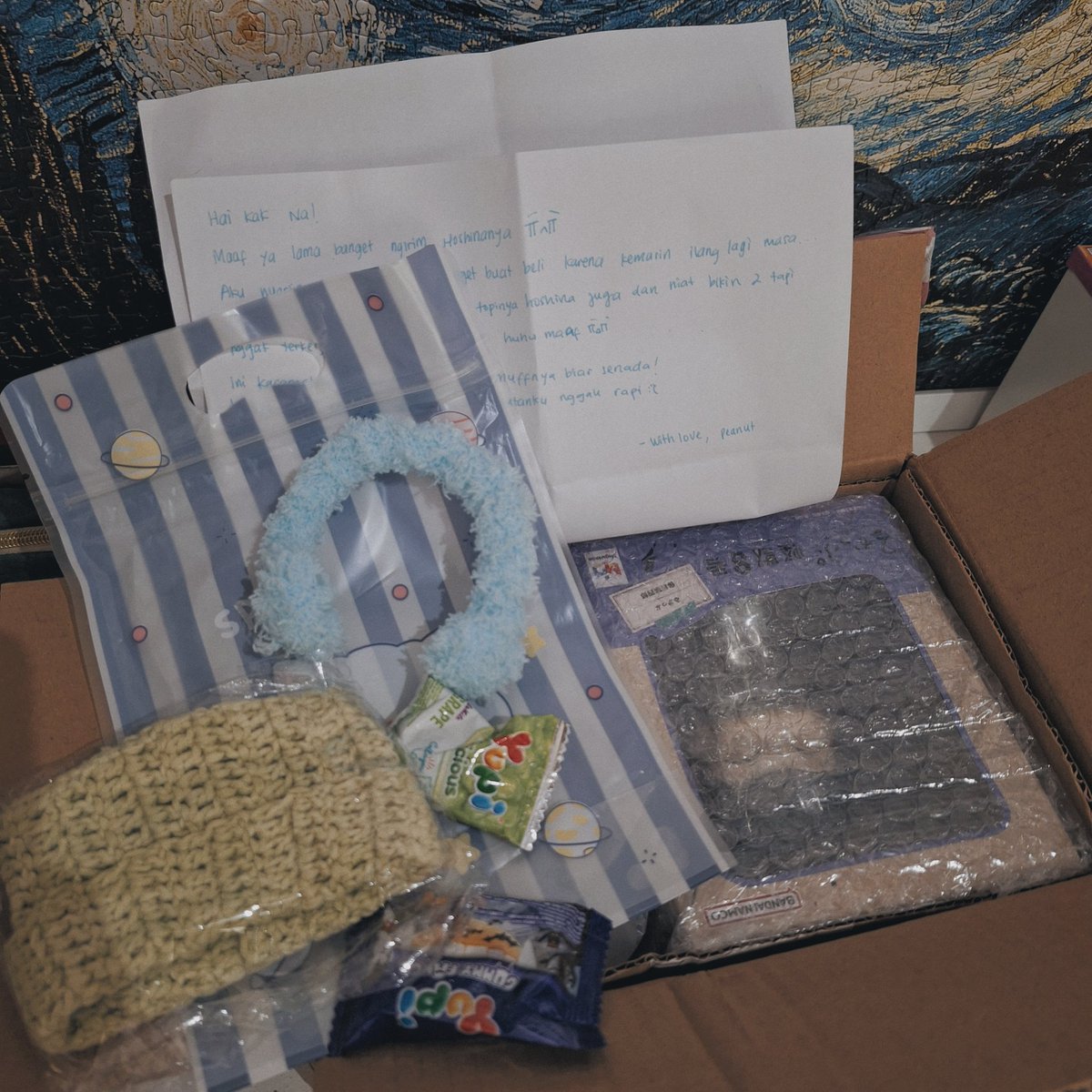 nsswly_'s tweet photo. @Osamurice_ Pinaaaaattt!! Hoshina udah sampai dengan selamat. Gak nyangka malah dapet freebies sebanyak itu🥺✨️. Zoro, Gojo dan Nono happy bangeett! ><

Kata aku sih gas open PO buat beanie hat dan earmuff-nya☺️👍🏻 https://t.co/nxua7Jp0FZ