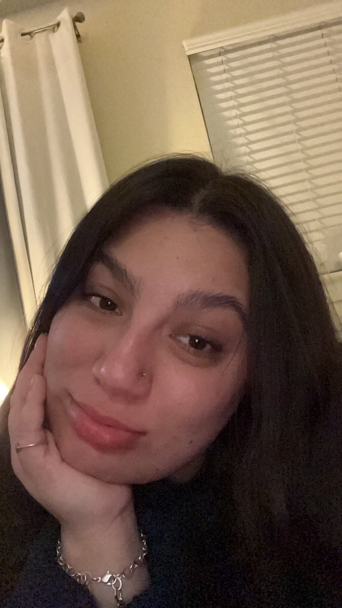 camhernandez08's tweet photo. mama’s back from her posting hiatus 💋 https://t.co/5pvnXTF0fy