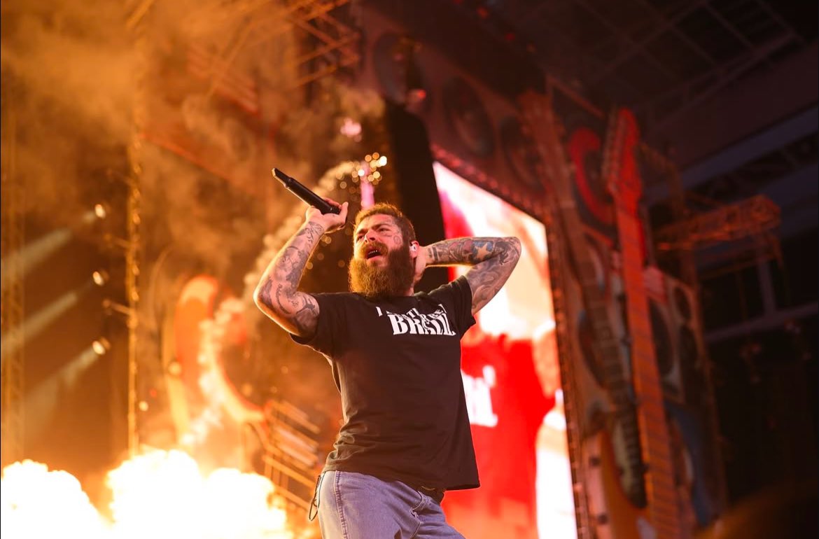 PortalPostBR's tweet photo. Post Malone performando com uma camiseta escrito “Eu prefiro estar no Brasil”, na noite desse sábado, em São Paulo 🥹🇧🇷 https://t.co/PySYVRUg8a
