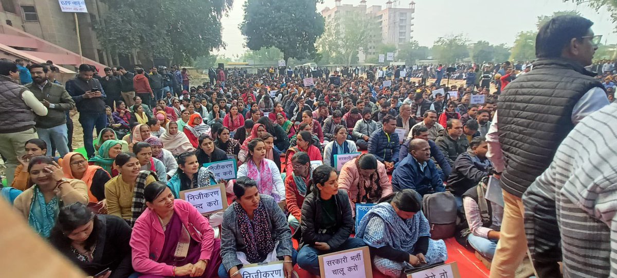 BijliUpdate's tweet photo. विद्युत भवन पर निजीकरण के विरुद्ध हल्ला बोल 
सरकार जागो 
@BhajanlalBjp @hlnagar @artizzzz @JVVNLCCare 
बिजली_का_निजीकरण_बंद_करो 
#StopPrivatizationOfElectricity
#StopPrivatisation #NoToPrivatisation 
#PrivatizationIsNotTheAnswer #PublicServicesForAll
#SayNoToPrivatization https://t.co/Y4guiYIjk7