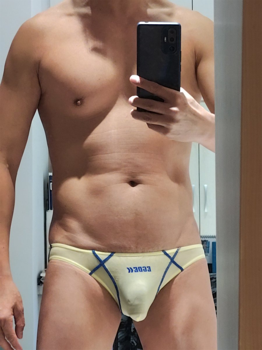 TPE_174_71's tweet photo. 今天拆封了一件已購入數月的EGDE，這是一件透明款的三角Bikini，淡黃色的布料搭上左右邊藍色X線條，的確凸顯了正面看時的立體感。
實際穿給朋友看，是看不出透明布料材質下的肉體顏色，及有曝露下體的問題，除非是將內褲弄濕後才穿。
所以還是有朋友質疑說：這款是泳褲還是內褲啊��
答案是內褲🤗 https://t.co/rb01TyEliY