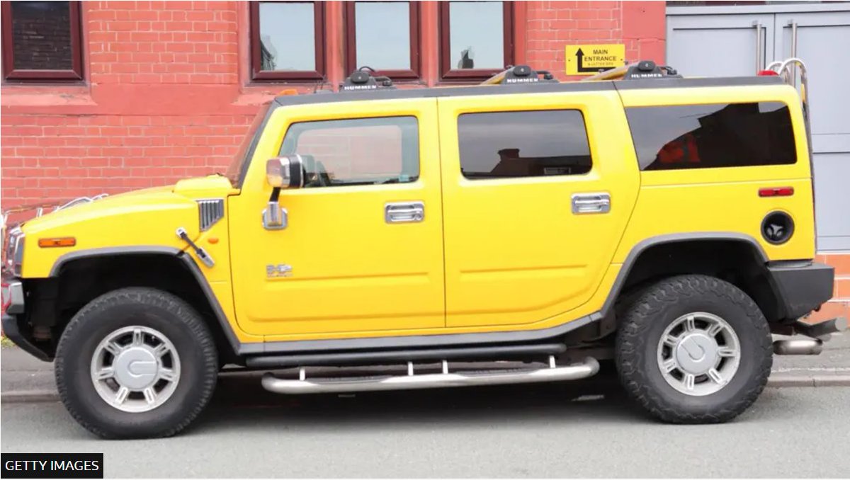 AutoComms_'s tweet image. Should drivers of larger cars pay more for parking? The debate heats up as cities grapple with space and sustainability. What’s your take? #ParkingFees bbc.in/49mH32Q