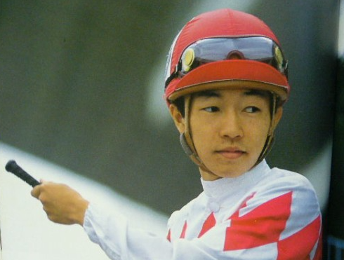 Retoro333's tweet photo. 有馬記念、ドウデュースが出走取消で自身も病欠の武豊さんの嫌いな食べ物はニンジン！理由は、幼少の頃から馬と生活していてニンジン＝馬のエサという感覚になってしまったそう。
#有馬記念 #レトロ https://t.co/CUPuDAhtuu
