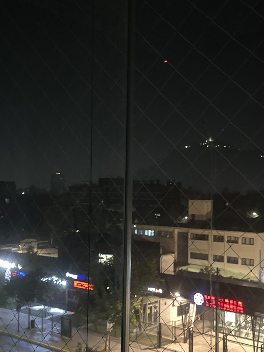 CaroSen's tweet photo. Niveles de humo intenso en sector providencia, a nivel que llega a parecer neblina en calle Bilbao 😭💩 https://t.co/bXGtrmzCwt