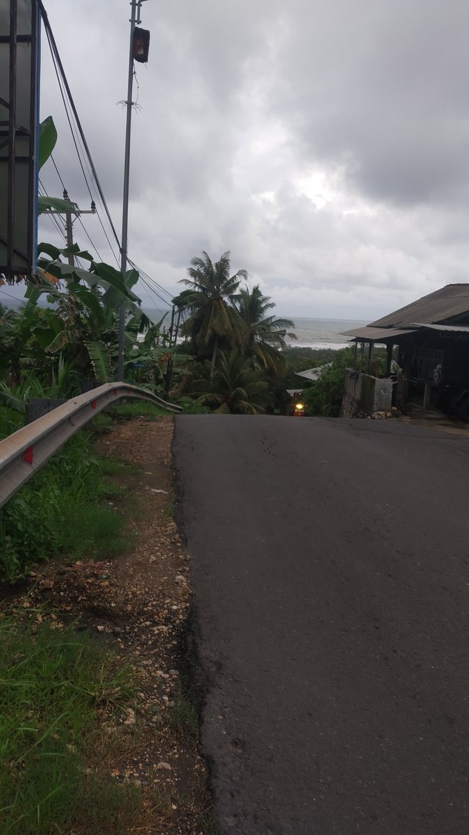 rnaihujan's tweet photo. Aku sudah patah,
Namun tak pernah terlintas kata menyerah,
Entahlah,
Mengapa aku sulit berbalik arah.
#mbuh https://t.co/zjGzEaUcdD