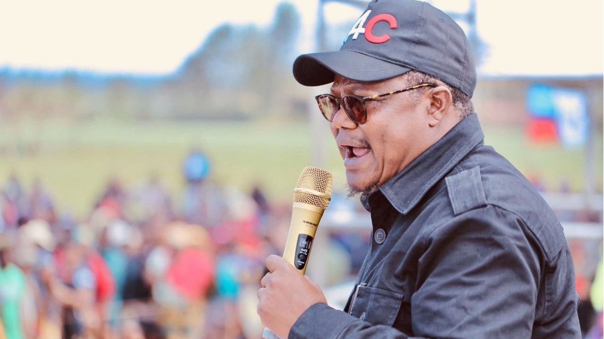 Sativa255's tweet photo. Kwasasa CHADEMA inahitajika na watanzania.

WAJUMBE punguzeni UBINAFSI, sikilizeni sauti za wengi maana hiyo ndio sauti ya MUNGU. Jana baada ya FAM kutangaza kuchukua FOMU mliona hasira za watanzania hata ambao sio wanachadema.

Tulipofikia kwasasa WAKOLONI WEUSI wanahitaji SIASA NGUMU. Na mtu pekee anaeweza kuleta SIASA NGUMU ni TAL. Nenda kasikilize press ya TAL akiwa mliman city, kisha sikiliza hotuba ya FAM akiwa mikocheni.

Hotuba ya TAL ilibeba mstakabali wa chama wa sasa  na wa baadae. Hotuba ya FAM zaidi ya masaa mawili ilielezea historia tuu bila kuwa na MUELEKEO wa tunaenda wapi.

Hizi hotuba MBILI zinaonyesha wazi kuwa mmoja ana mkate MDOMONI hawezi kuongea, ila mwengine ana njaa atatafuta kila namna apate kukata njaa yake. 

WAKOLONI WEUSI wametutawala zaidi ya miaka 60, ukiona wanampongeza mmoja  hasa yule aliekaa miaka mingi kama kiongozi inamaanisha wao huyo ndio NGAZI kwao ya kutawala miaka mingine 60 zaidi.

FAM kasema huu utakuwa muhula wake wa mwisho kutawala, ila hii sio mara yake ya kwanza kusema hivi. 2019 pia alisema ule ndio muhula wake wa mwisho. Kwahiyo hizi DANADANA anaweza kuzipiga hata mihula 10 mingine ijayo na hakuna kitu tunaweza kufanya.

WAJUMBE MKIJIONA KWASASA NYIE HAMGUSIKI mkafanya maamuzi kwa njaa zenu tunawakumbusha tuu haya maisha tunategemeana. Na bila shaka nyie mnatutegemea sana sisi. Mwakani mtatukuta mtaani. Na sisi itakuwa Zamu yetu kuwa HATUGUSIKI msilete NJAA ZENU ZA KIPUMBAVU.

REPOST 400 🫵🏾🔥

SATIVA17🫡