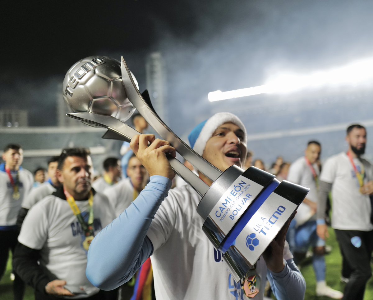 JaeRaePhoto's tweet photo. The #tournament Clausura winners celebrate in style, congratulations to @Bolivar_Oficial! #bolivia #puebloboliviano ✨ https://t.co/R7jfvutioH
