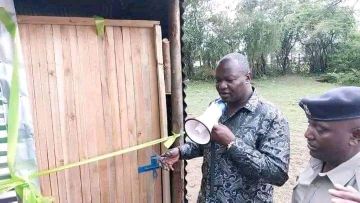 I love the rich CV

Lakini mbona utumie kipaza sauti kufungua choo na mlikuwa tu wawili?