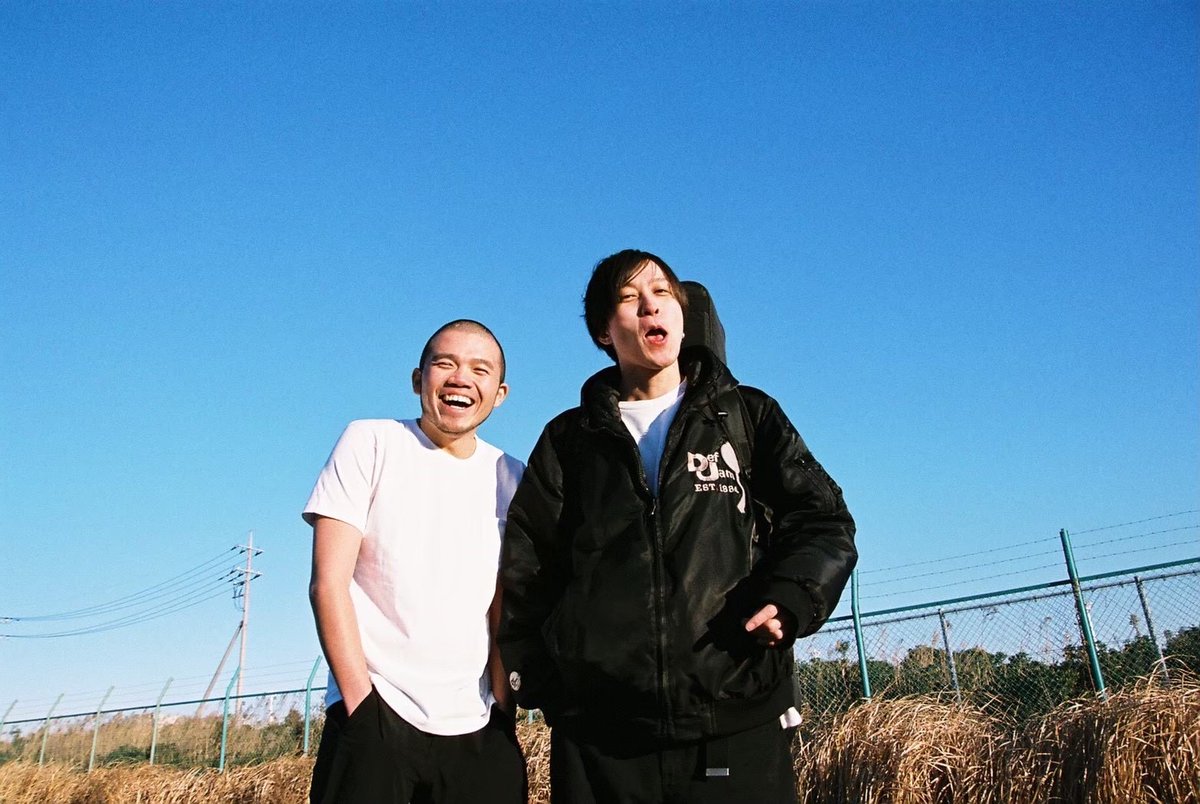 elizabethmiyaji's tweet photo. アフロくん、マイクを握ってくれてありがとうございます。
UKくん、アコギを弾いてくれてありがとうございます。

MOROHAと出会って15年間、思いっきり迷いながらもカメラを回し続けられたのは２人のおかげです。
いつだって出会った理由を探しています。

まだまだ旅を続けます。
進んだ先で、また！ https://t.co/1IXWsBUii8