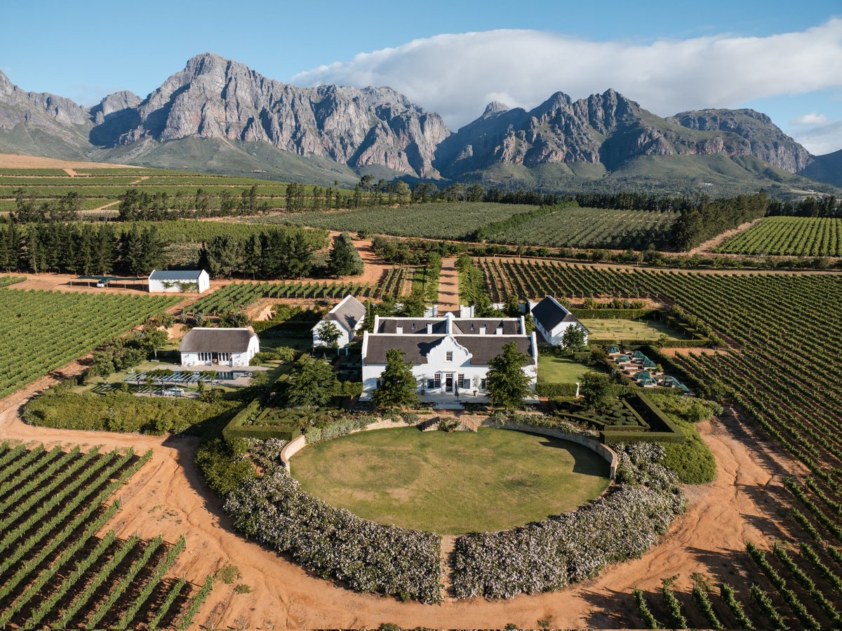 HAPPY HOLIDAYS 

From all of us at Brookdale Estate, we wish you a wonderful festive season and a joyous new year! 

Thanks for all the support in 2024! 

#brookdaleestate #brookdale #paarl #brookdalewines #paarlwines #staycurious #visitpaarl 

📷 Karen Winter Photography