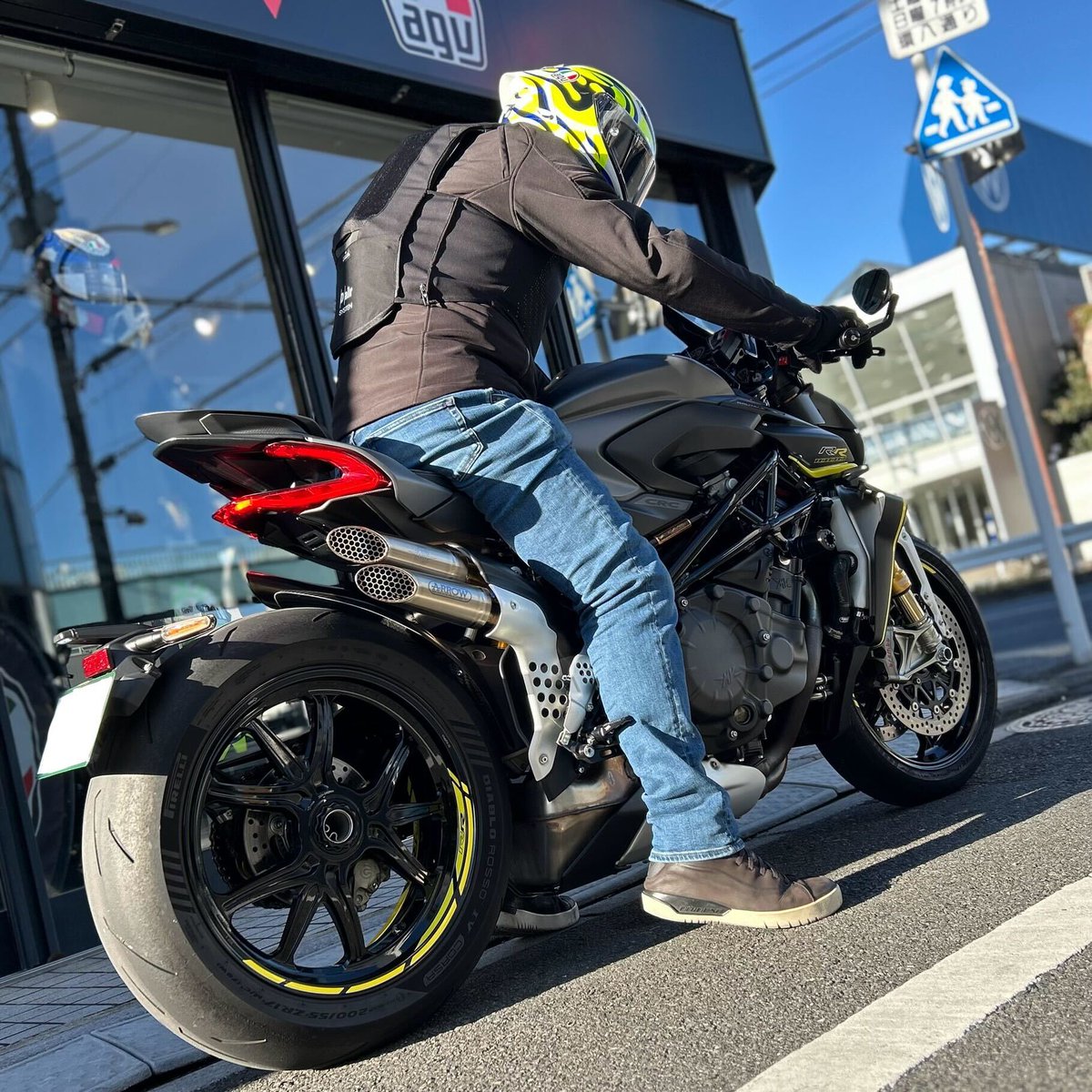 DSetagaya's tweet image. 【ダイネーゼ世田谷】
Brilliant #DaineseCrew &amp;amp; #AGVRider !!!
走る宝石MV Agusta Brutale1000RRに、最新エアバッグベスト”Smart Air"を組み合わせたスポーツコーディネートがExcellent!!
イタリアンエンジンが奏でる4気筒サウンドは心躍りますね。

ご来店ありがとうございました！！

#MVagusta