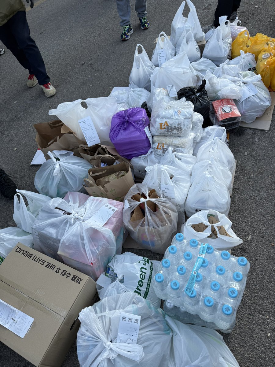 남태령역으로 후원 물품 보내주신 분들 정말 감사합니다ㅠㅠㅠㅠ 1출에만 이만큼이 열 번은 더 온 것 같아요 막바지에는 혼란해서 일괄 수령 후 한강진역으로 보냈습니다 한강진역 시위 오시는 분들 식사 및 필요 물품은 지원 트럭 등에서 받아가세요!!!!!