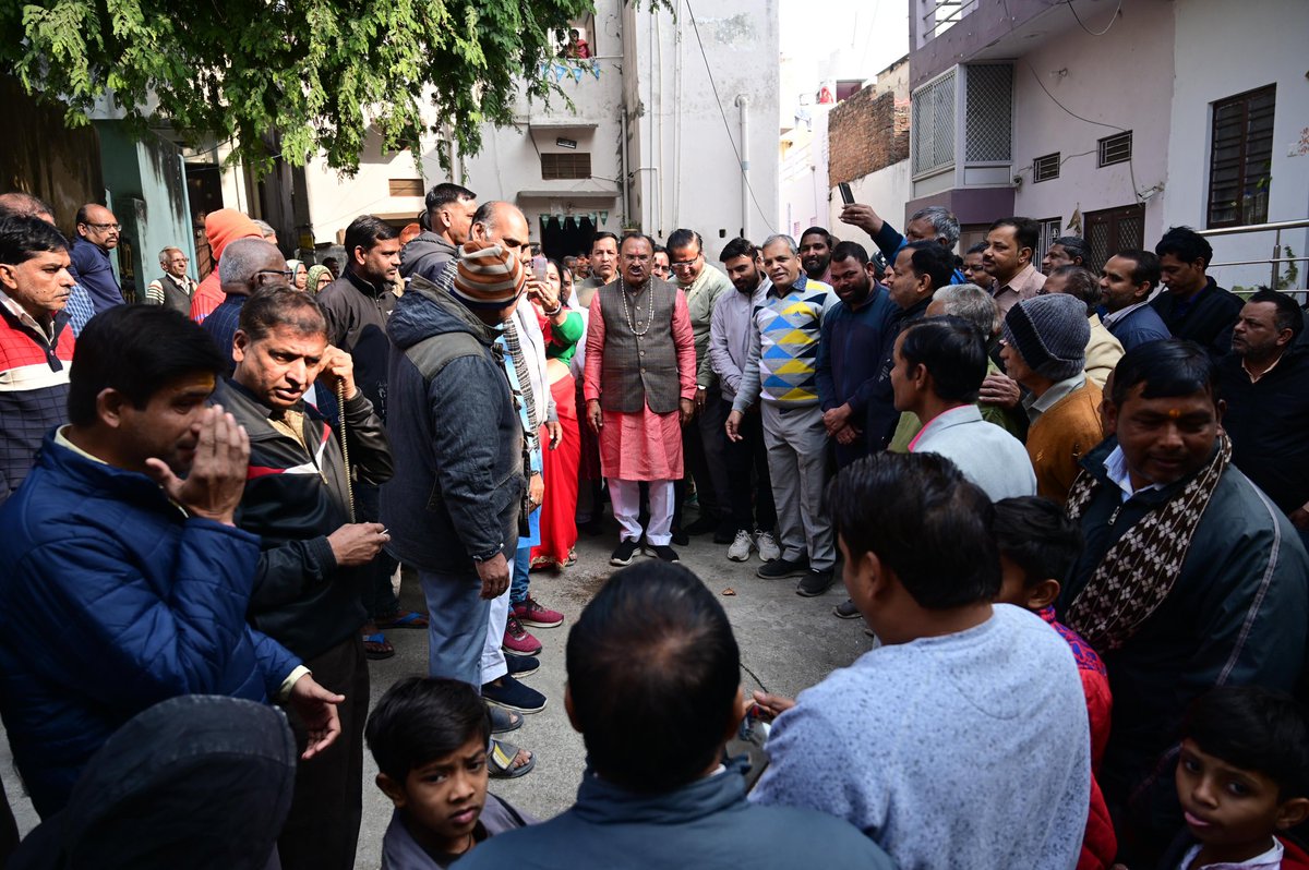 VasudevDevnani's tweet image. अजमेर उत्तर में वार्ड न. 09 में झुलेलाल मंदिर सामुदायिक भवन के पास वाली गली में 5.50 लाख ₹ की लागत के सड़क निर्माण कार्य का शुभारंभ देवतुल्य क्षेत्रवासियों की उपस्थिति में किया।

#Devlopment #Ajmer #RajAssemblySpeaker #ApneDevnani