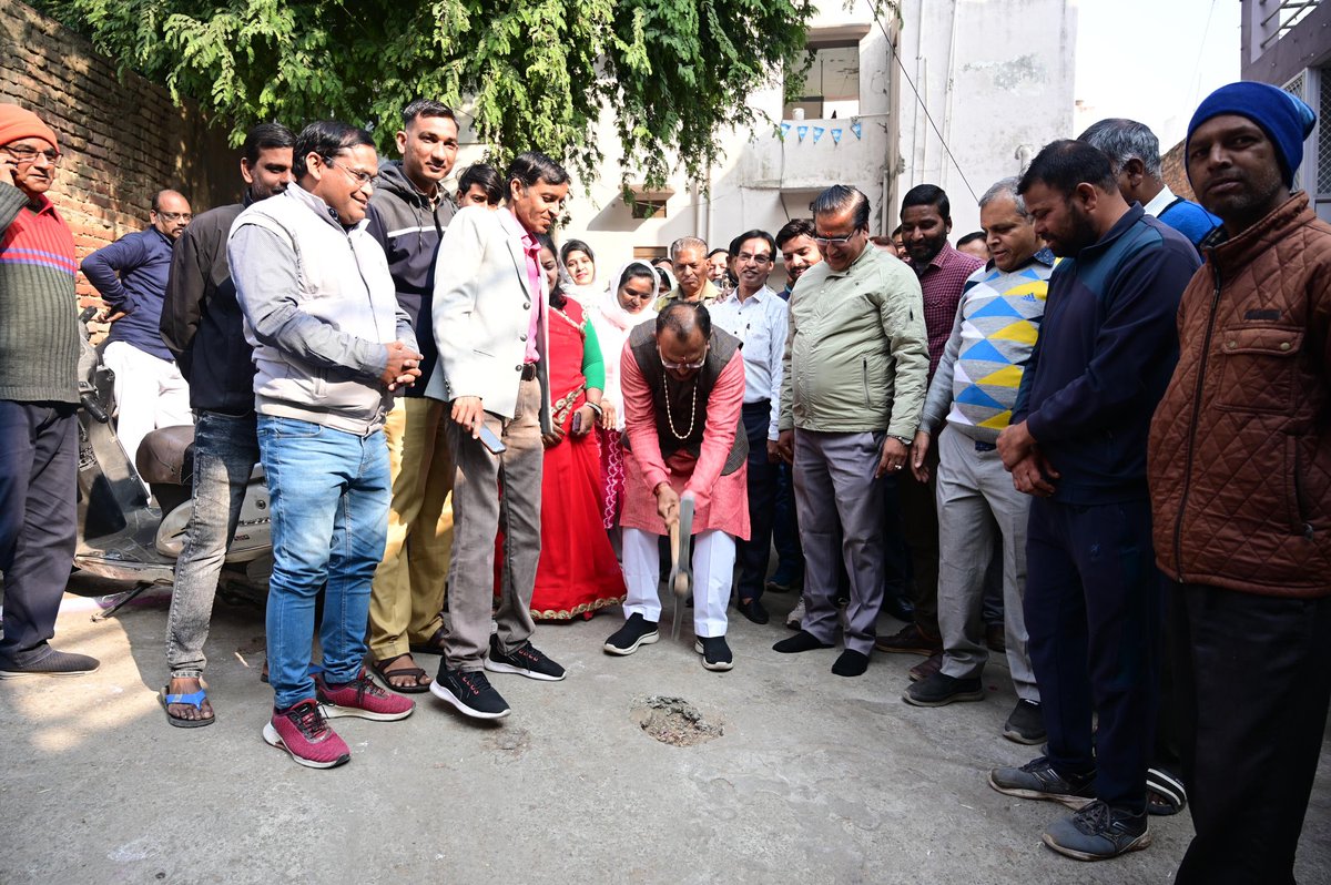 VasudevDevnani's tweet image. अजमेर उत्तर में वार्ड न. 09 में झुलेलाल मंदिर सामुदायिक भवन के पास वाली गली में 5.50 लाख ₹ की लागत के सड़क निर्माण कार्य का शुभारंभ देवतुल्य क्षेत्रवासियों की उपस्थिति में किया।

#Devlopment #Ajmer #RajAssemblySpeaker #ApneDevnani